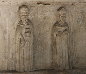  Tomb of Pierre Abelard (1079-1142) and Héloïse d'Argenteuil (1101-1164) made by Lenoir from fragments of the chapel of the abbey of Paraclet and the tomb of the Priory Saint-Marcel. The sepulchral chapel is decorated with columns, ogives and a bell tower pierced by day. On the catafalque lie two recumbent figures representing Heloise and Abelard.