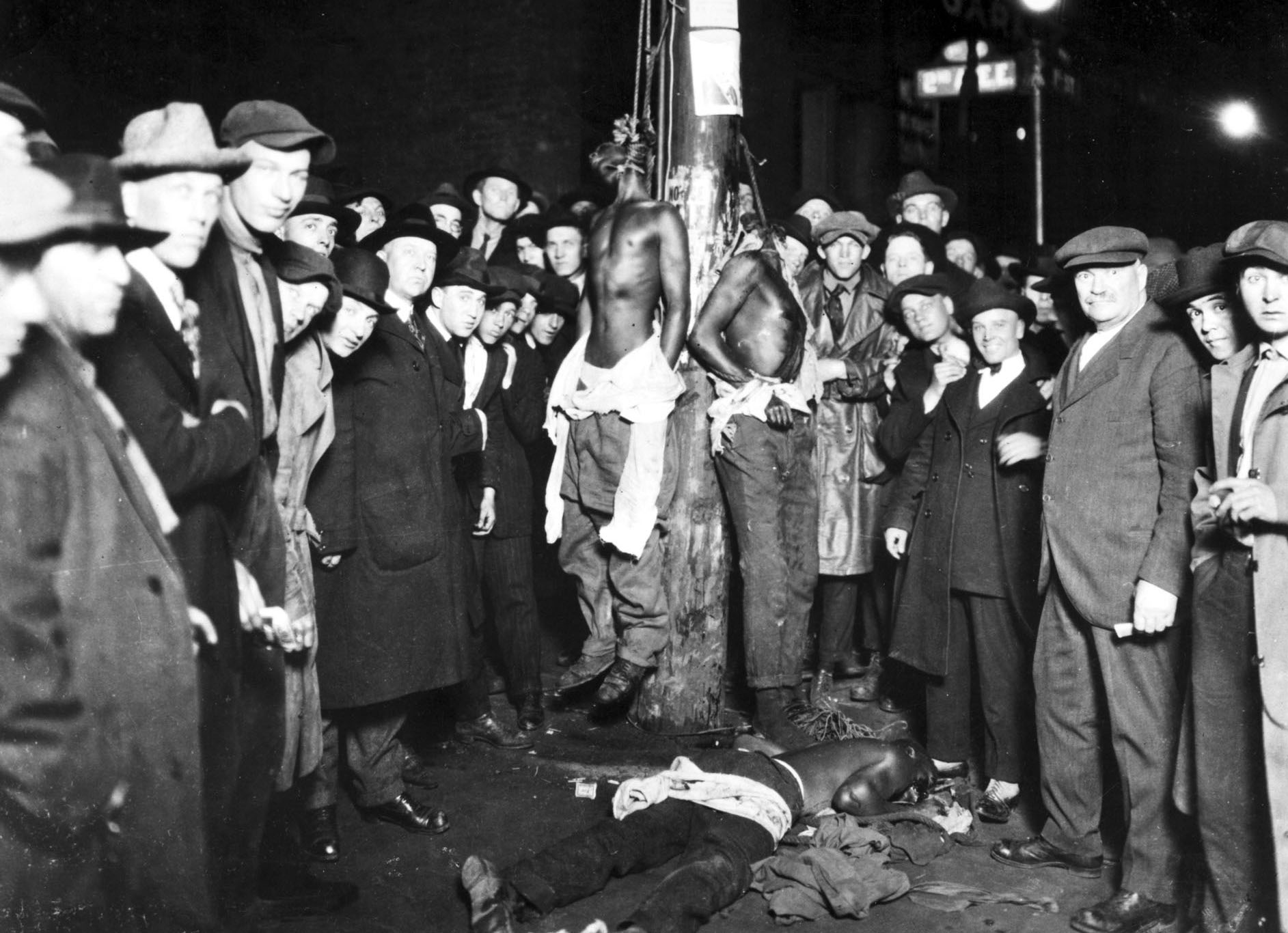 Postcard of Duluth MN lynching, 1920